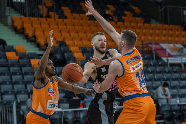 坚定留人 坚定留人